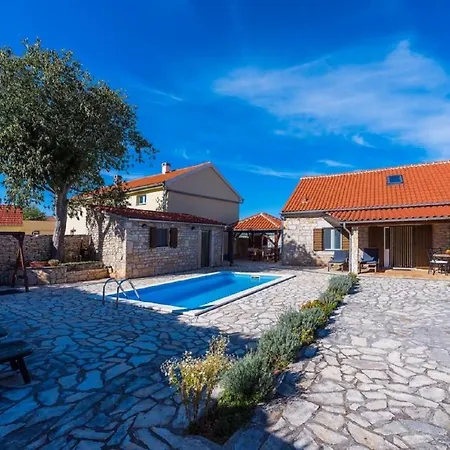 Tihomir - With Pool Casa vacanze